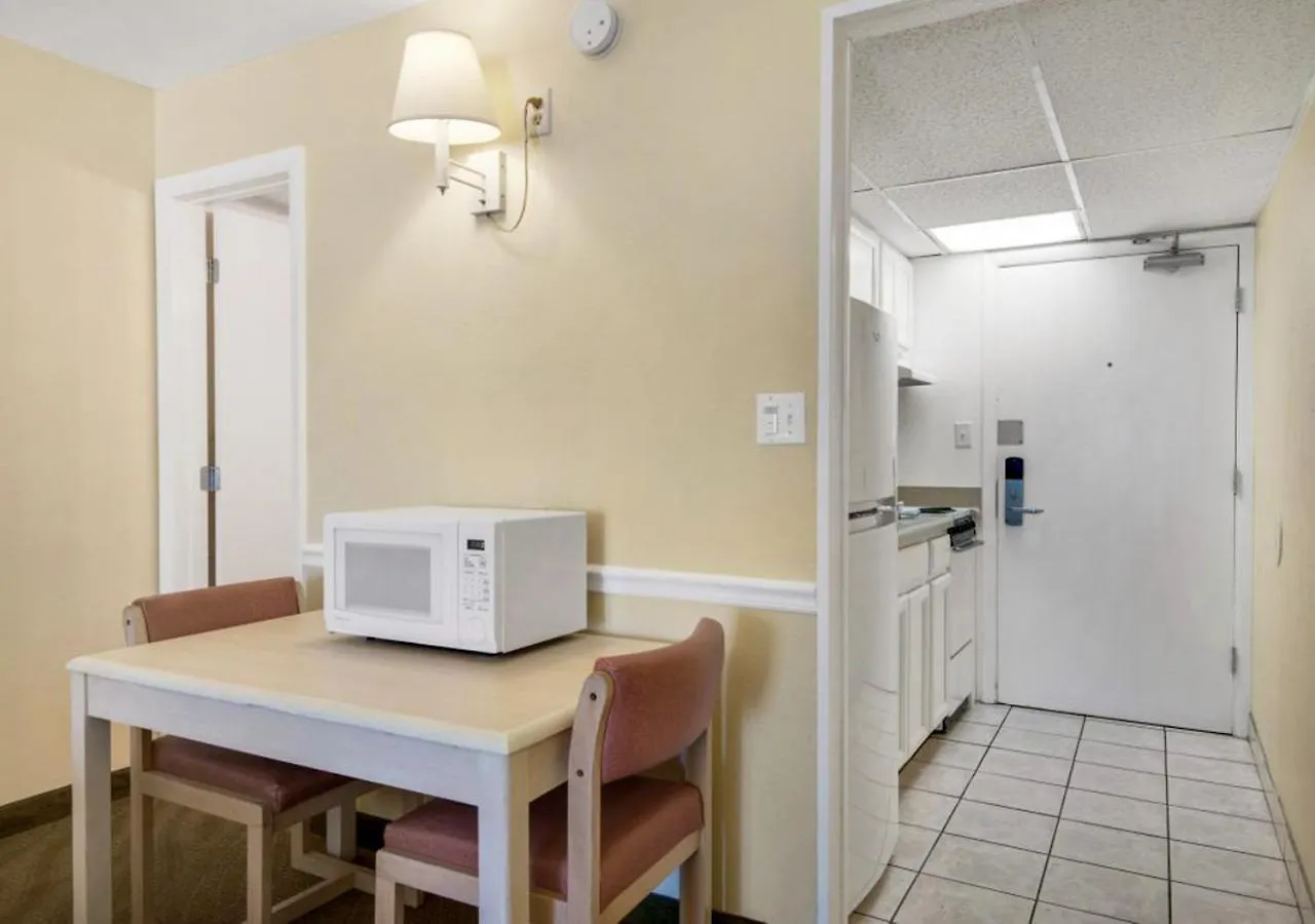 Hotel Ramada By Wyndham Panama City Beach / Beachfront