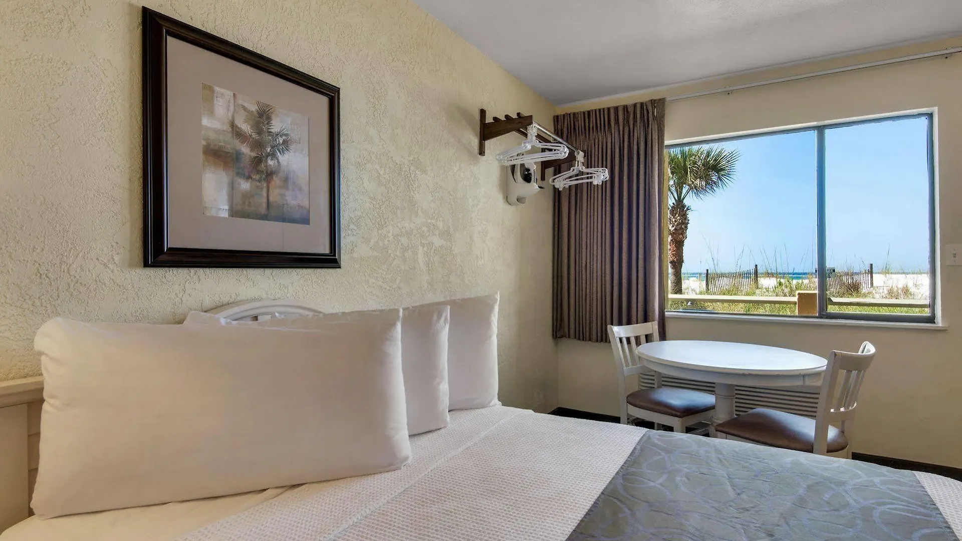 Hotel Ramada By Wyndham Panama City Beach / Beachfront